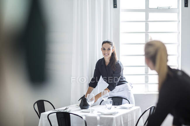 Cape Town, South Africa, waiters in restaurant — Stock Photo