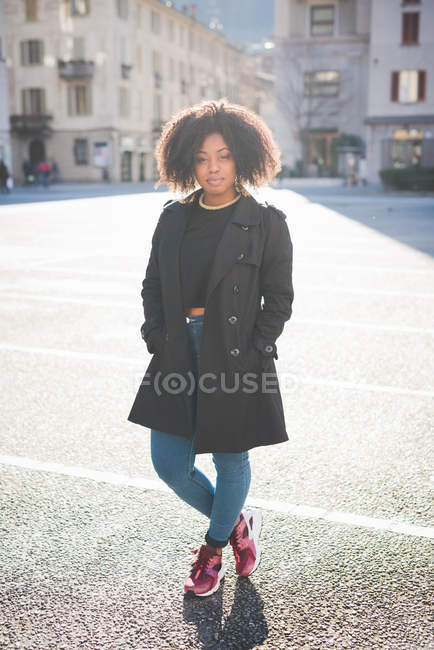 Портрет уверенной стильной молодой женщины на городской площади — стоковое фото