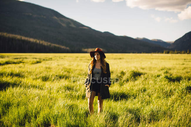 Donna che cammina nel prato, Rocky Mountain National Park, Colorado, USA — Foto stock