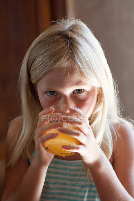 Girl with glass of orange juice — Stock Photo