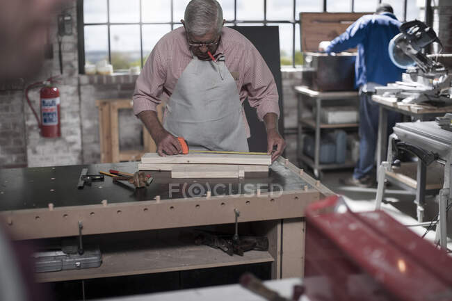 Kapstadt, Südafrika, älterer Mann in der Werkstatt — Stockfoto
