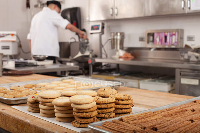 Cuoco maschio biscotti di cottura in cucina commerciale — Foto stock
