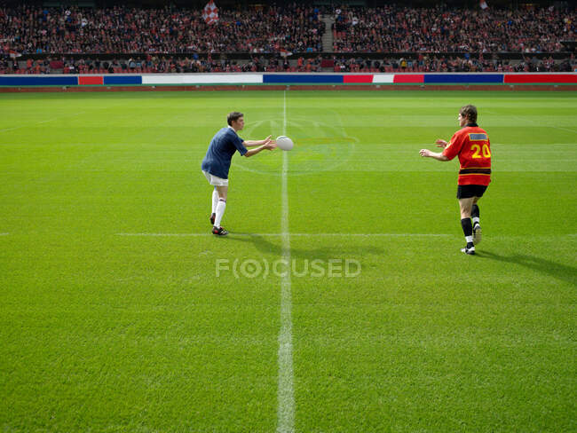 Joueur de rugby lancer balle — Photo de stock