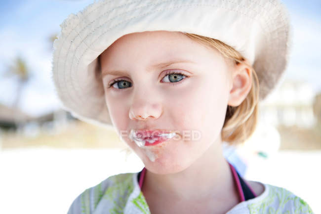 Little girl with ice cream around her mouth — Stock Photo
