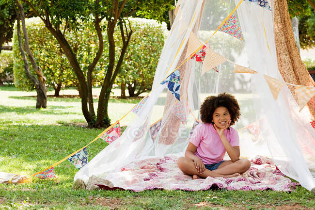 Fille assise dans la tente de filet d'été — Photo de stock
