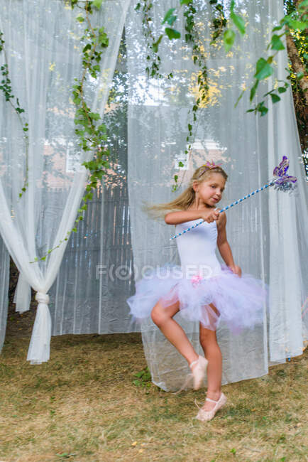 Портрет молодої дівчини, одягнений як фея, тримає метелика паличку — стокове фото