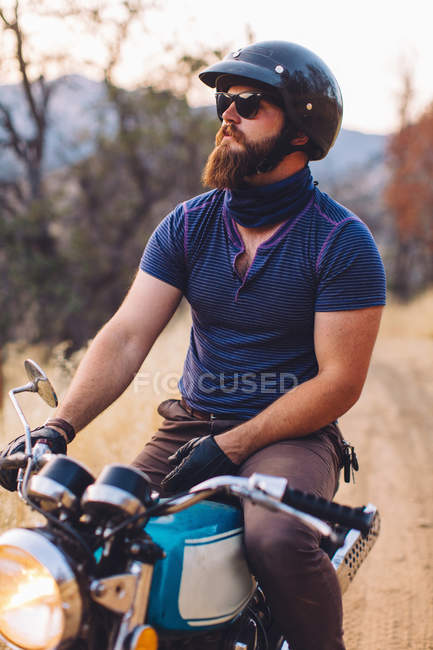 Mann sitzt auf Motorrad, Blick auf Aussicht, Mammutbaum-Nationalpark, Kalifornien, USA — Stockfoto