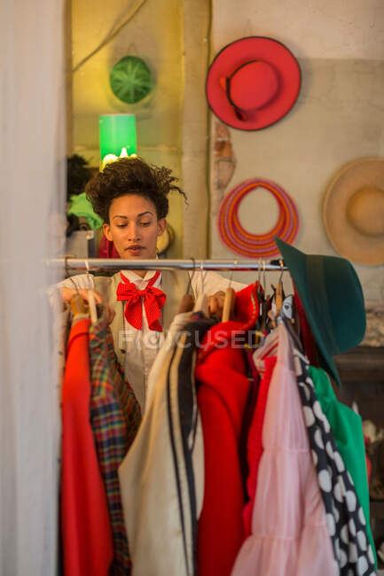 Woman shopping in clothes shop — Stock Photo