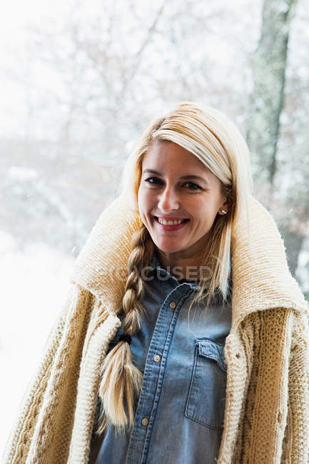 Porträt einer erwachsenen Frau mit Strickjacke — Stockfoto