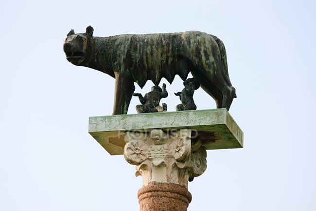 Statue of Romulus and Remus and wolf — Stock Photo