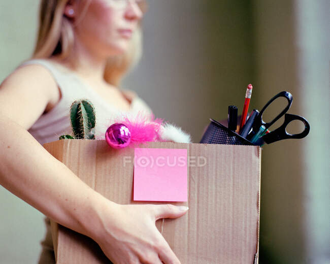 Mulher carregando caixa de papelaria — Fotografia de Stock