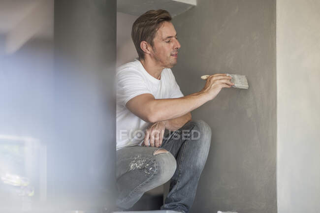Cape Town, South Africa man painting wall — Stock Photo