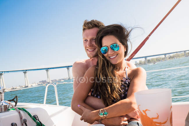 Giovane coppia in barca abbracci — Foto stock