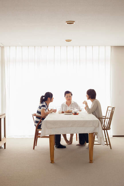 Семья трех поколений за столом — стоковое фото