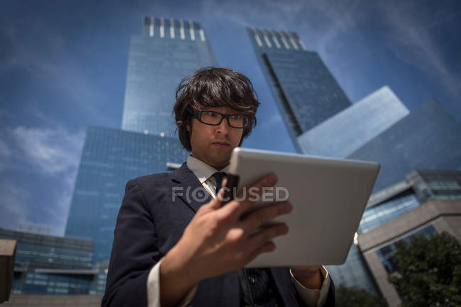 Молодий бізнесмен використовує стіл поза офісними будівлями — стокове фото