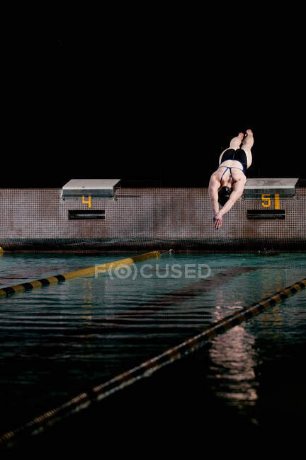Swimmer diving into swimming pool — Stock Photo