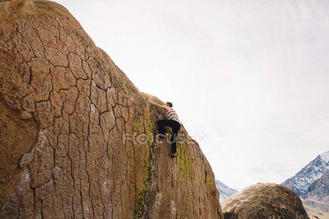 Uomo arrampicata su roccia, Buttermilk Boulders, Bishop, California, USA — Foto stock