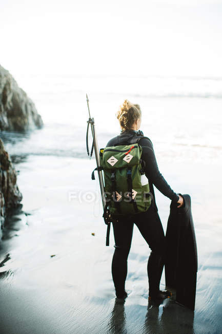 Taucher mit Speerspitze am Strand, Big sur, Kalifornien, Vereinigte Staaten — Stockfoto