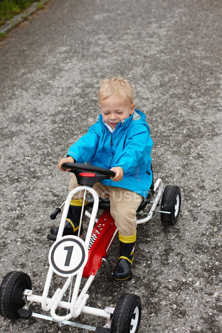 Menino de criança montando go-cart — Fotografia de Stock