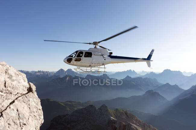 Helicóptero transportando saltadores BASE a cumbre, Dolomitas, Italia - foto de stock