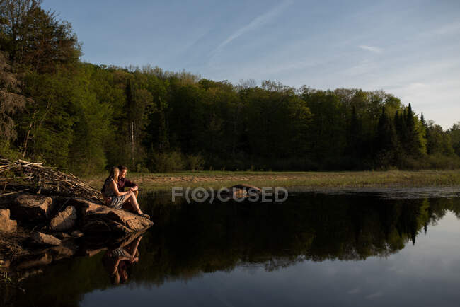 Pareja disfrutando del lago, Ottawa, Ontario - foto de stock