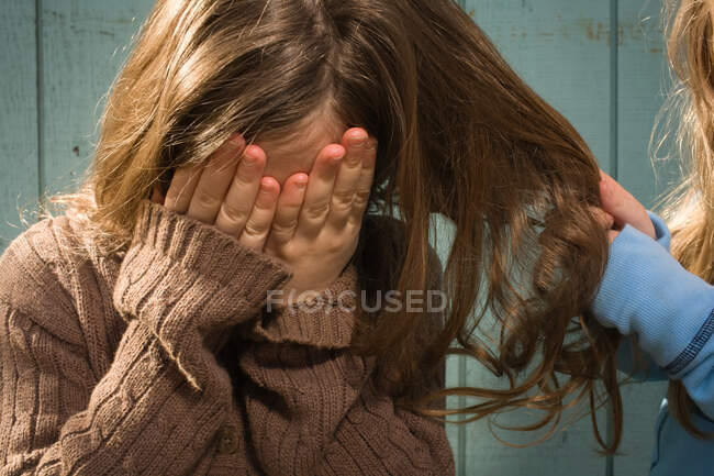 Menina ter cabelo puxado — Fotografia de Stock