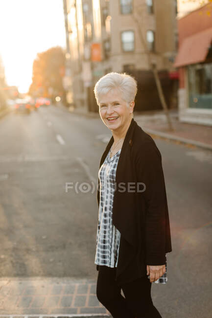 Retrato de mulher idosa, ao ar livre, sorrindo — Fotografia de Stock