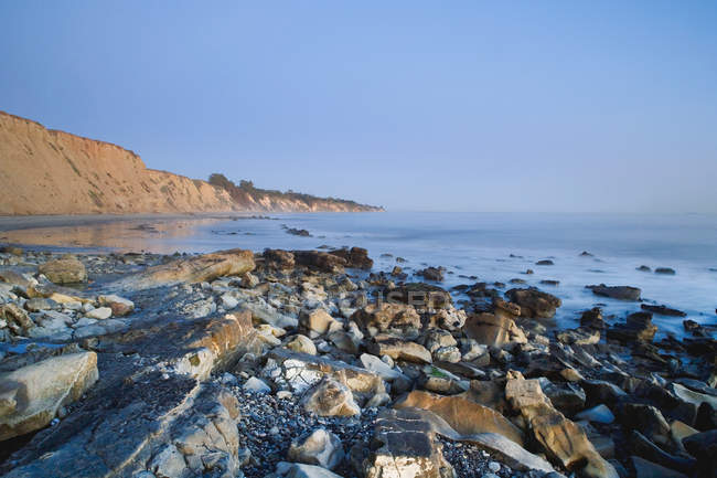 Praia rochosa em Santa Barbara — Fotografia de Stock
