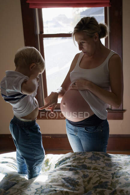 Mère enceinte avec son fils — Photo de stock