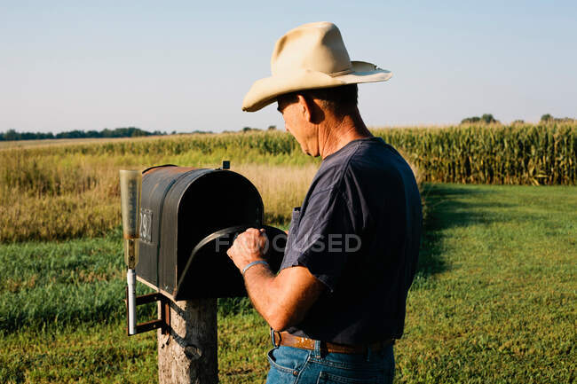 Caixa de correio de verificação do agricultor no campo rural — Fotografia de Stock