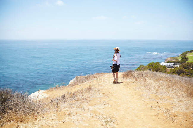 Молодая женщина, прогуливающаяся на побережье Палос-Вердес, Калифорния, США — стоковое фото