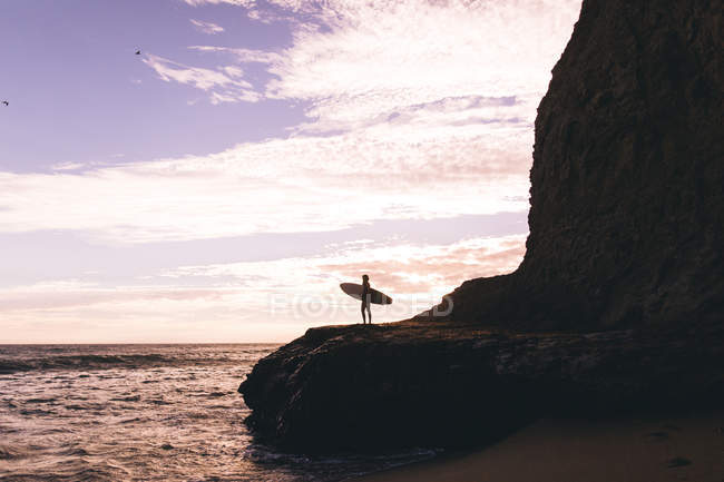Surfeur avec planche de surf donnant sur la mer, Santa Cruz, Californie, USA — Photo de stock