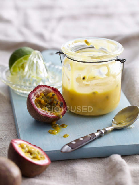 Pot de fruits de la passion citron caillé — Photo de stock
