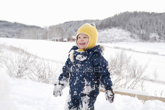 Kleinkind spielt auf verschneitem Feld — Stockfoto