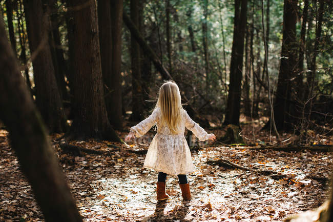 Visão traseira da menina de cabelos loiros na floresta — Fotografia de Stock