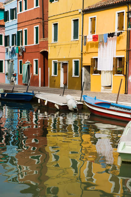 Edificios de colores y canal con barcos - foto de stock