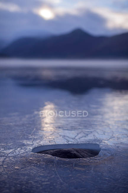 Дыра во льду озера — стоковое фото