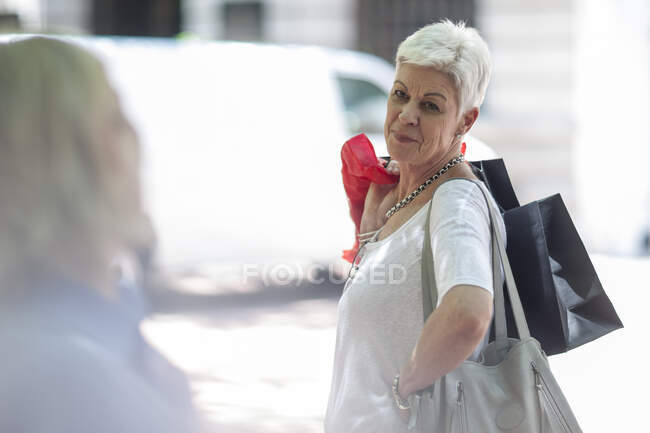 Kapstadt, Südafrika Ältere Frau beim Einkaufen — Stockfoto