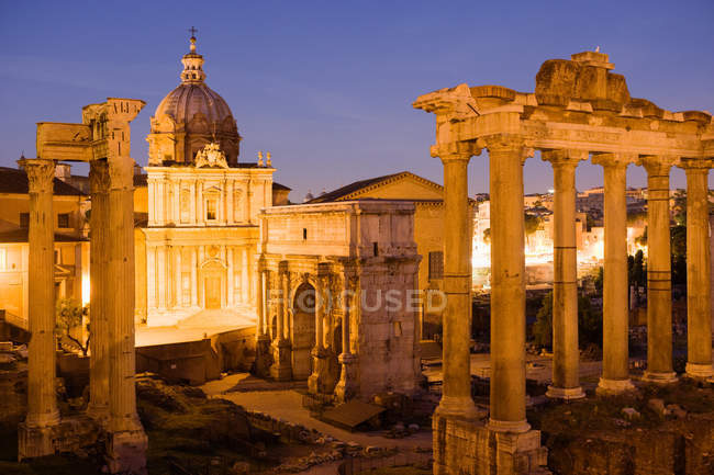 Antigo fórum famoso romanum à noite, roma, itália — Fotografia de Stock