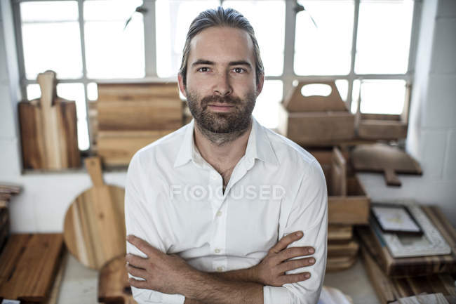 Retrato de homem na fábrica de tábua de corte de madeira — Fotografia de Stock