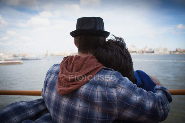 Coppia di abbracci in traghetto nel porto urbano — Foto stock