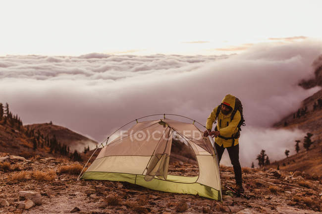 Männlicher Wanderer, der sein Zelt über den Wolken aufschlägt, Mineralienkönig, Mammutbaum-Nationalpark, Kalifornien, USA — Stockfoto