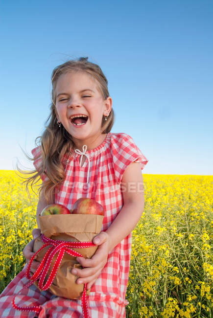 Девушка держит мешок с яблоками на улице — стоковое фото