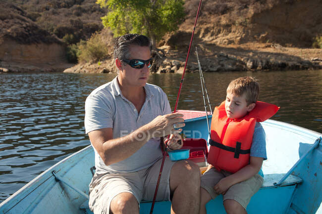 Père et fils en voyage de pêche — Photo de stock