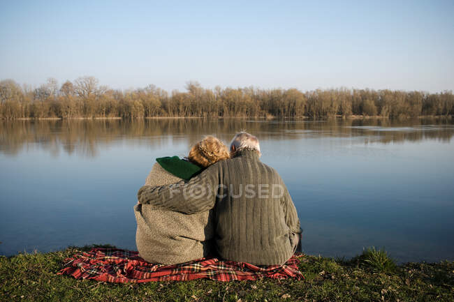 Senior couple sitting on rug — Stock Photo