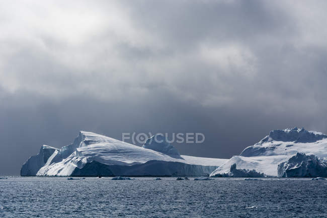 Icebergs y cielo nublado, Ilulissat icefjord, Disko Bay, Groenlandia - foto de stock