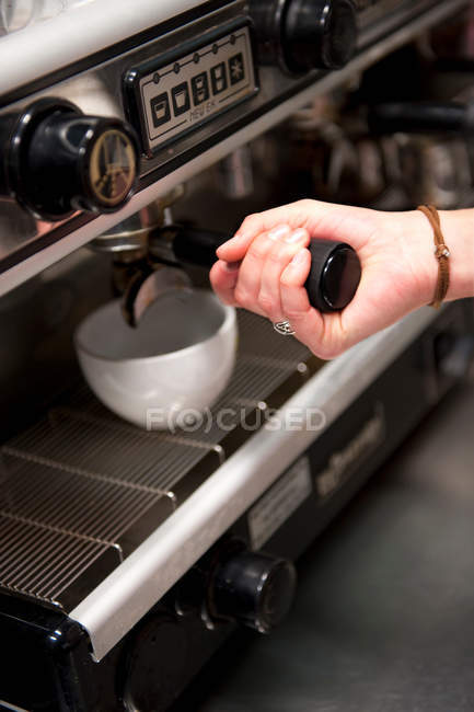 Виготовлення кави з машини еспресо — стокове фото