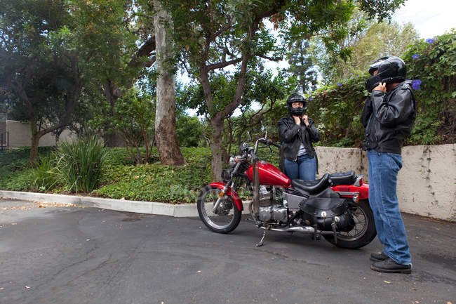 Зріла лесбіянка пара готується їздити на мотоциклі — стокове фото