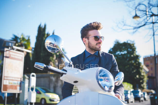 Stilvoller junger Mann auf Moped — Stockfoto