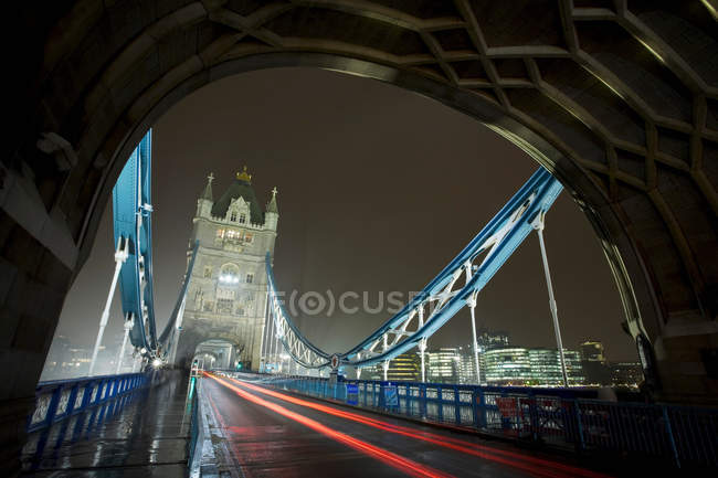 Vue de la circulation sur Tower Bridge — Photo de stock
